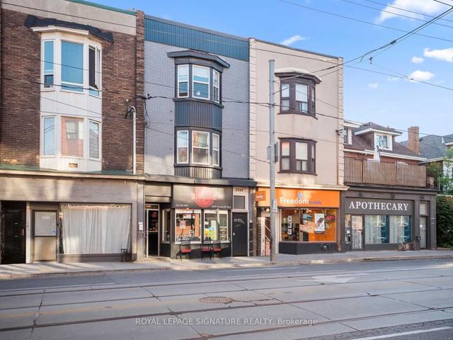 2243 Dundas St W, House attached with 4 bedrooms, 4 bathrooms and 2 parking in Toronto ON | Image 2