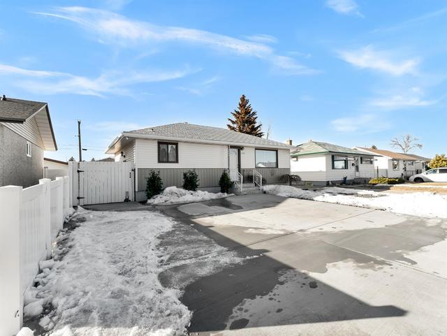 1250 Mckenzie Crescent Nw, House detached with 3 bedrooms, 2 bathrooms and 3 parking in Medicine Hat AB | Image 2