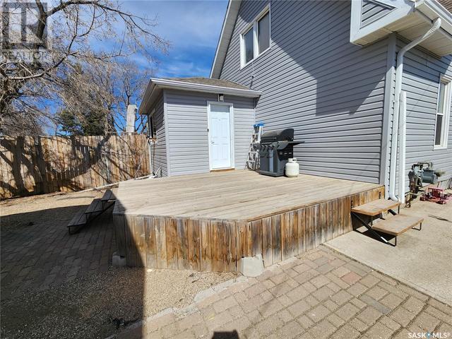 519 King Street, House detached with 3 bedrooms, 2 bathrooms and null parking in Weyburn SK | Image 27