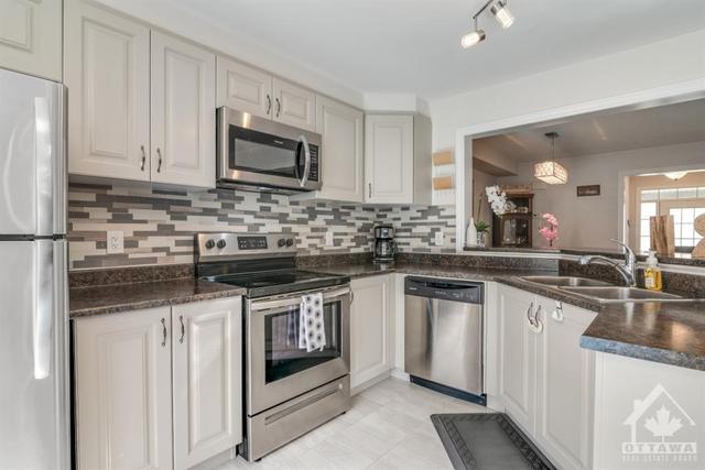 3564 River Run Avenue, Townhouse with 3 bedrooms, 4 bathrooms and 2 parking in Ottawa ON | Image 2