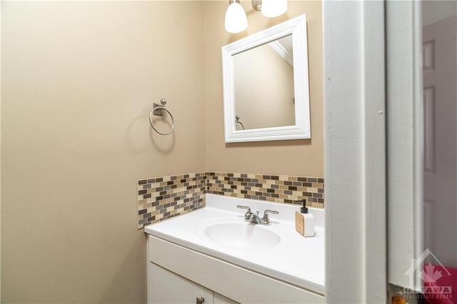 6400 Natalie Way, Townhouse with 3 bedrooms, 3 bathrooms and 2 parking in Ottawa ON | Image 12