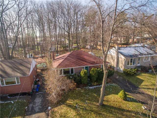 8 Vine St, House detached with 3 bedrooms, 1 bathrooms and 2 parking in Barrie ON | Image 3