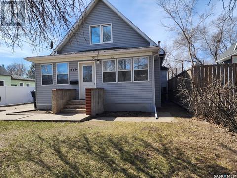519 King Street, House detached with 3 bedrooms, 2 bathrooms and null parking in Weyburn SK | Card Image