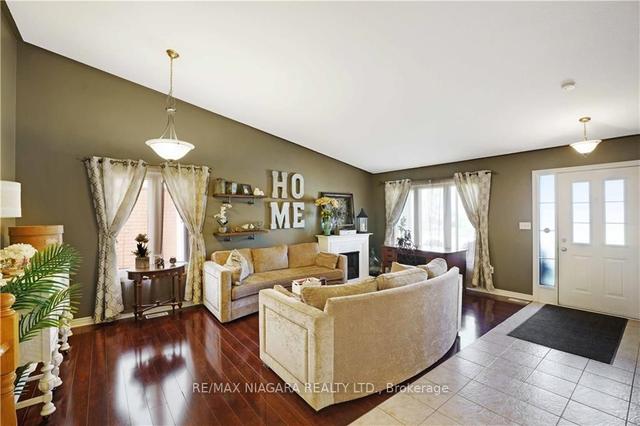 7228 Kelly Dr, House detached with 3 bedrooms, 2 bathrooms and 3 parking in Niagara Falls ON | Image 2