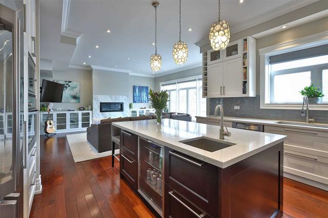 32 Paperbirch Dr, House detached with 4 bedrooms, 5 bathrooms and 6 parking in Toronto ON | Image 3