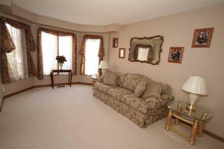 874 Bradley Dr, House detached with 4 bedrooms, 3 bathrooms and 4 parking in Whitby ON | Image 5