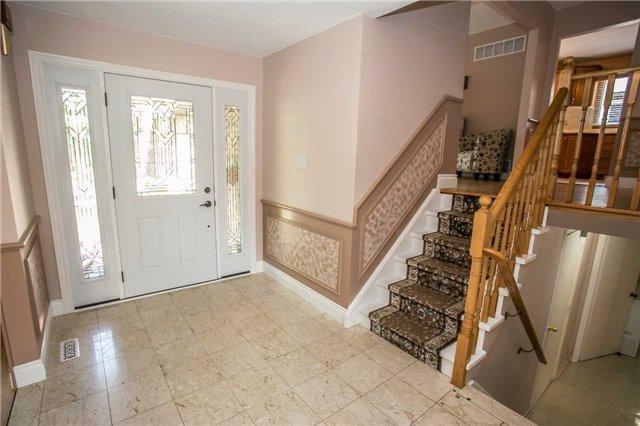 2892 Oslo Cres, House detached with 3 bedrooms, 3 bathrooms and 2 parking in Mississauga ON | Image 2
