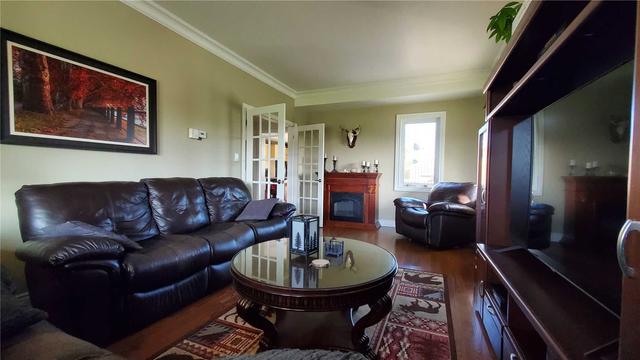 3167 6 Flos Rd W, Home with 4 bedrooms, 4 bathrooms and 13 parking in Springwater ON | Image 3