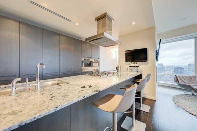 4505 - 180 University Ave, Condo with 2 bedrooms, 3 bathrooms and 2 parking in Toronto ON | Image 3