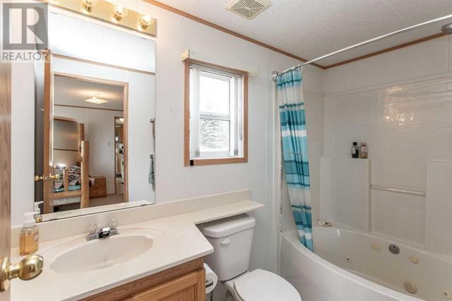 With a 4 Piece Bath with jetted tub | Image 14