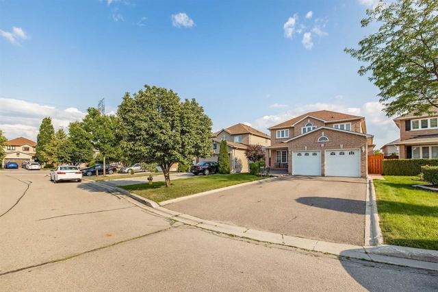 11 Calabria Crt, House detached with 4 bedrooms, 4 bathrooms and 6 parking in Vaughan ON | Image 12