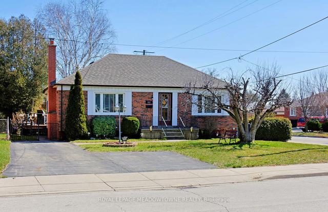 552 Ridgemount Cres, House detached with 2 bedrooms, 2 bathrooms and 6 parking in Mississauga ON | Image 1