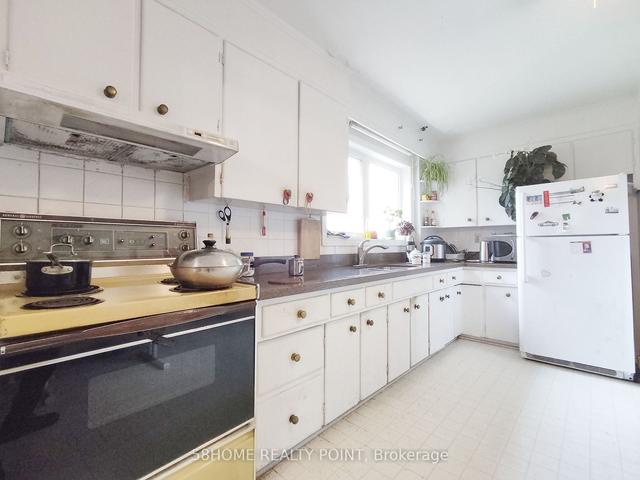 145 Yorkview Dr, House detached with 4 bedrooms, 2 bathrooms and 3 parking in Toronto ON | Image 11