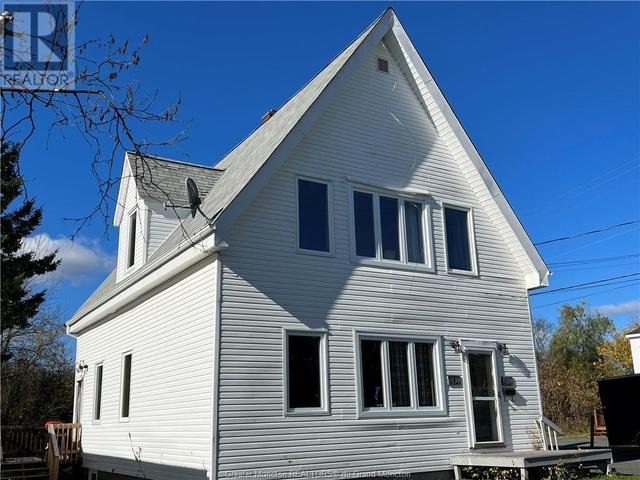 1030 Riverside Dr, House other with 3 bedrooms, 2 bathrooms and null parking in Bathurst NB | Image 1
