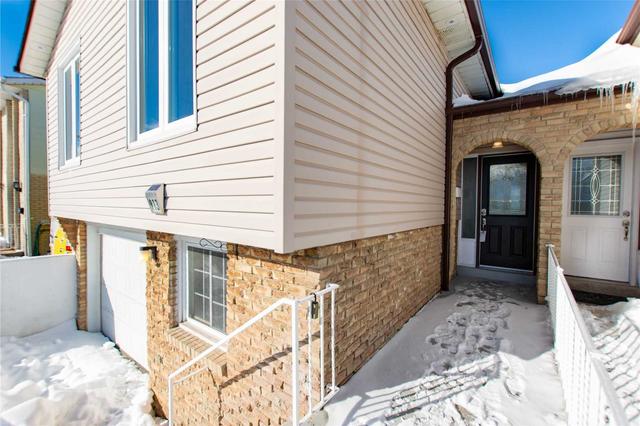 913 Stainton Dr, House semidetached with 3 bedrooms, 3 bathrooms and 5 parking in Mississauga ON | Image 12
