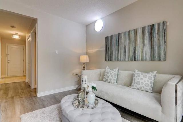 809 Military Tr, Townhouse with 3 bedrooms, 3 bathrooms and 1 parking in Toronto ON | Image 3