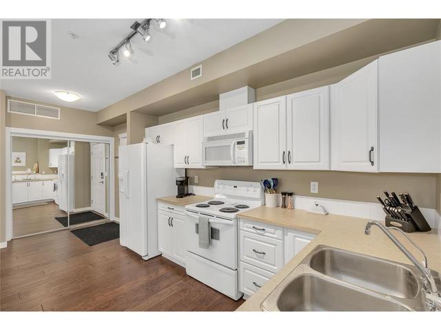 432 - 1088 Sunset Drive, Condo with 2 bedrooms, 2 bathrooms and 1 parking in Kelowna BC | Image 18