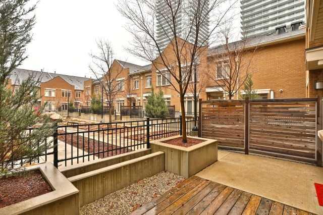 Th 131 - 383 Prince Of Wales Dr, Townhouse with 2 bedrooms, 3 bathrooms and 2 parking in Mississauga ON | Image 3