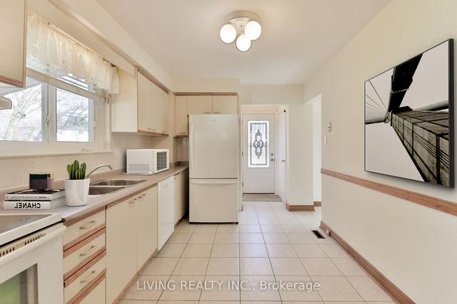 25 Edenborough Dr, House detached with 4 bedrooms, 2 bathrooms and 6 parking in Brampton ON | Image 2