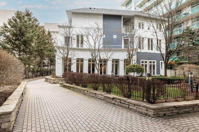 th1 - 2067 Lake Shore Blvd, Townhouse with 3 bedrooms, 2 bathrooms and 2 parking in Toronto ON | Image 1