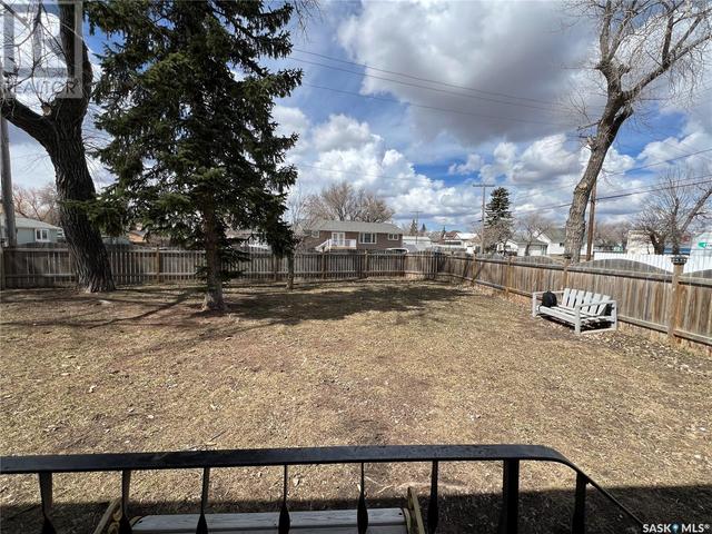 325 3rd Street, House detached with 5 bedrooms, 2 bathrooms and null parking in Estevan SK | Image 33