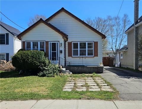 327 Brock Street, House detached with 3 bedrooms, 2 bathrooms and 3 parking in Brockville ON | Card Image