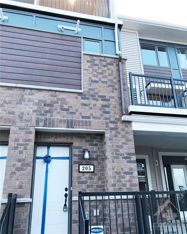 205 Zenith Private, House attached with 2 bedrooms, 2 bathrooms and 1 parking in Ottawa ON | Card Image