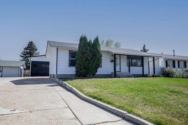 9319 112 Ave, House detached with 5 bedrooms, 2 bathrooms and 5 parking in Grande Prairie AB | Image 2