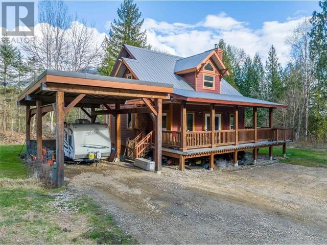 437 Cedar Street, House detached with 4 bedrooms, 3 bathrooms and 4 parking in Revelstoke BC | Image 2