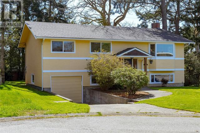 1865 Elmhurst Pl, House detached with 5 bedrooms, 2 bathrooms and 1 parking in Saanich BC | Image 2