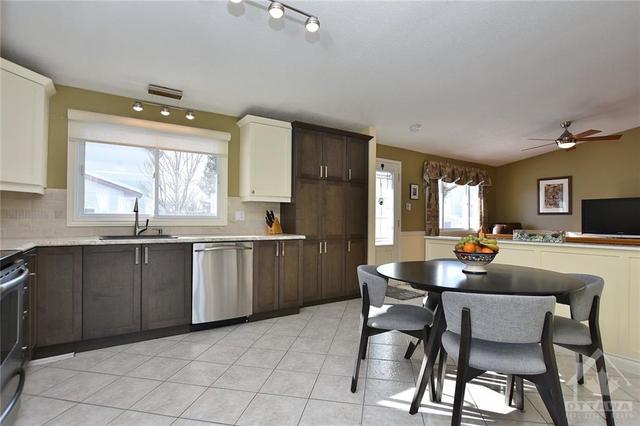 8 Andover Place, House detached with 4 bedrooms, 2 bathrooms and 4 parking in Ottawa ON | Image 6