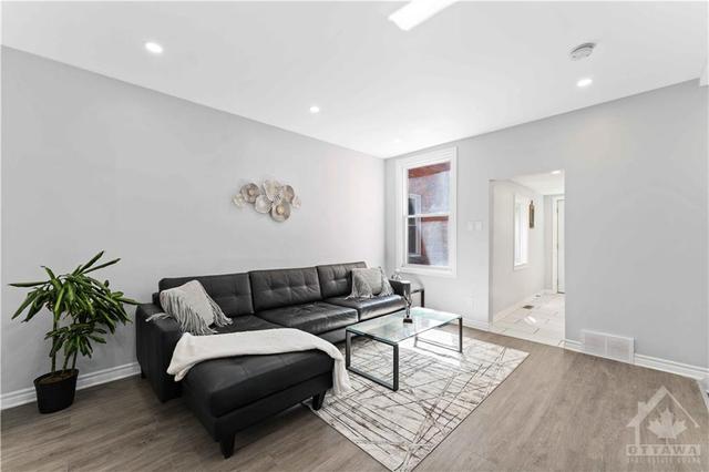 276 Clarence Street, Townhouse with 3 bedrooms, 2 bathrooms and 2 parking in Ottawa ON | Image 3