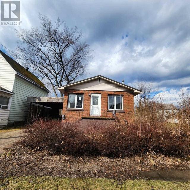 111 Letcher St, House detached with 2 bedrooms, 1 bathrooms and null parking in Sault Ste. Marie ON | Image 2