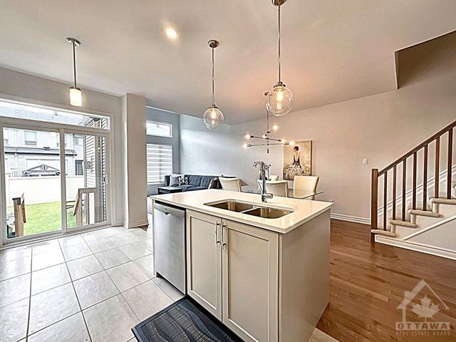 699 Cairn Crescent, Townhouse with 3 bedrooms, 3 bathrooms and 3 parking in Ottawa ON | Image 8
