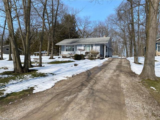 9752 Lakeshore Road, House detached with 3 bedrooms, 2 bathrooms and 8 parking in Lambton Shores ON | Image 2