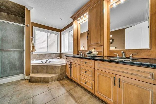 438 Robert Ferrie Dr, House detached with 4 bedrooms, 4 bathrooms and 4 parking in Kitchener ON | Image 13