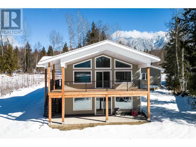 441 Galena Shores Road, House detached with 5 bedrooms, 3 bathrooms and 2 parking in Columbia Shuswap B BC | Image 31