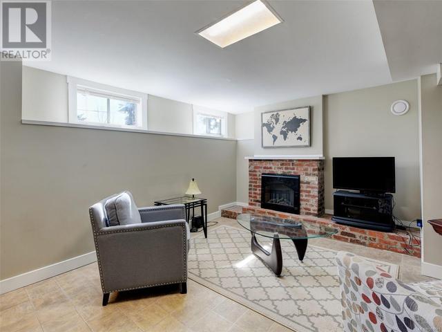 3926 Grange Rd, House detached with 4 bedrooms, 3 bathrooms and 4 parking in Saanich BC | Image 26