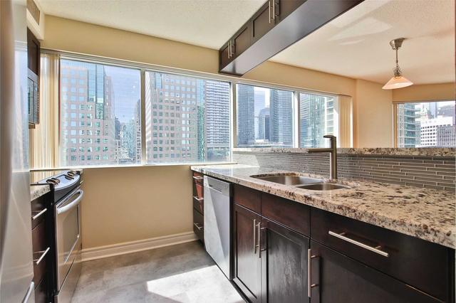 1011 - 10 Queens Quay W, Condo with 2 bedrooms, 2 bathrooms and 1 parking in Toronto ON | Image 3