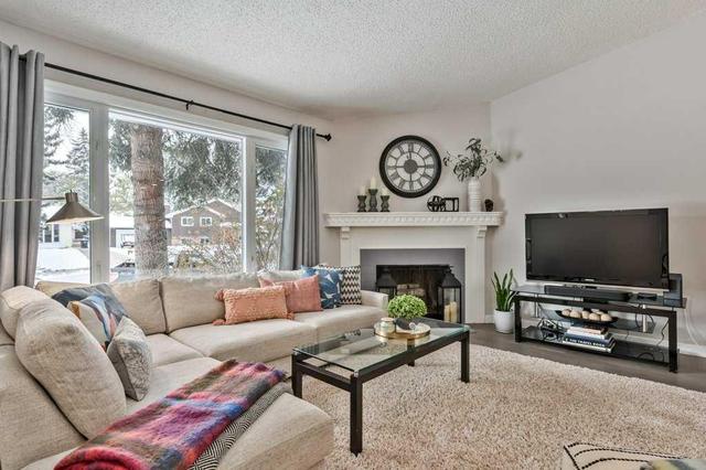 120 Oakwood Place Sw, House detached with 5 bedrooms, 2 bathrooms and 3 parking in Calgary AB | Image 2
