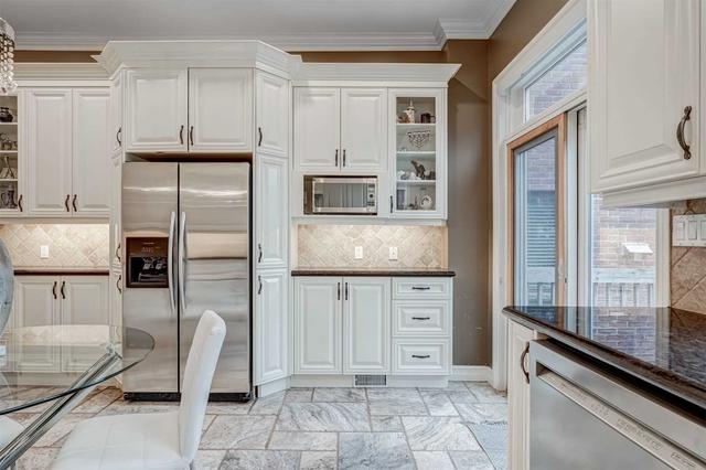 329 Lippincott St, House detached with 4 bedrooms, 4 bathrooms and 2 parking in Toronto ON | Image 2