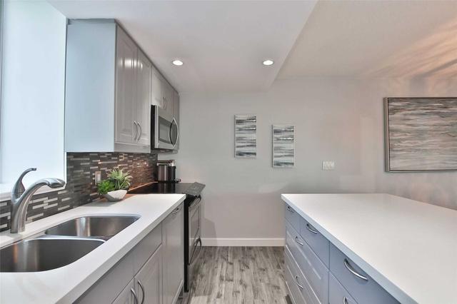 1112 - 8 York St, Condo with 2 bedrooms, 2 bathrooms and 1 parking in Toronto ON | Image 9