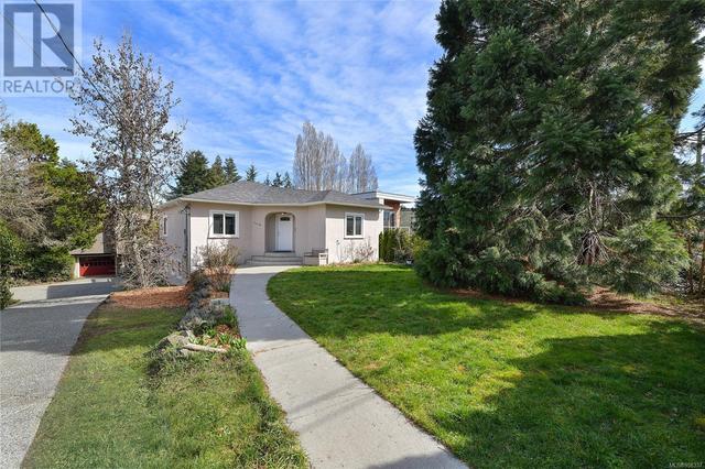 1112 Craigflower Rd, House detached with 4 bedrooms, 2 bathrooms and 2 parking in Esquimalt BC | Image 31