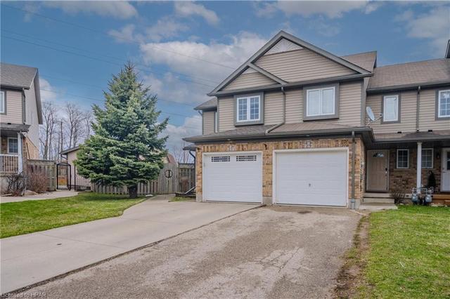 27 Red Clover Crescent, House attached with 3 bedrooms, 2 bathrooms and 3 parking in Kitchener ON | Image 37