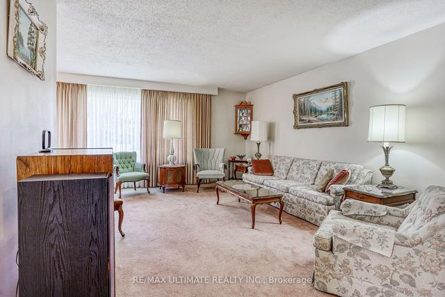 19 Manorglen Cres, House detached with 3 bedrooms, 2 bathrooms and 3 parking in Toronto ON | Image 32