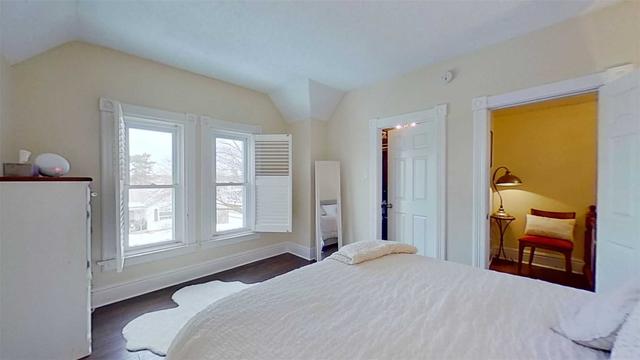 122 Cumberland St, House detached with 3 bedrooms, 2 bathrooms and 5 parking in Barrie ON | Image 3