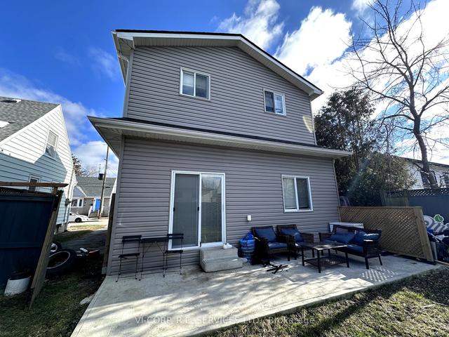 82 East 12th St, House detached with 4 bedrooms, 3 bathrooms and 3 parking in Hamilton ON | Image 2