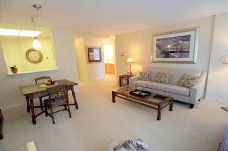 uc1 - 18 Concorde Pl, Condo with 1 bedrooms, 1 bathrooms and 1 parking in Toronto ON | Image 4