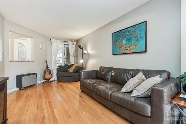 1816 Hialeah Drive, Townhouse with 3 bedrooms, 2 bathrooms and 3 parking in Ottawa ON | Image 8