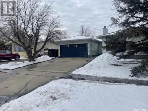 1623 Macpherson Avenue, House detached with 5 bedrooms, 2 bathrooms and null parking in Regina SK | Card Image